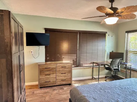 Epic Weeki Wachee Paddle House Included Paddleboards and Kayaks! Отели рядом с достопримечательностью «Уики Уэши Спринг»