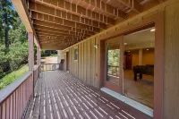 Traditional A-frame Luxe Cabin in Crestline Ca. 3bed3bath/3LVL/PRVT SPA/5+PRKING