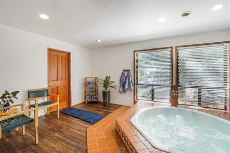 Treetop Haven - Indoor Jacuzzi & Hockey Table - Pet-friendly