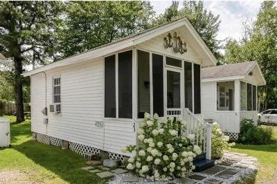 Charming Pine Point OOB Beach Cottage Tiny House, Steps away from the beach Hotels near Scarborough Lobster