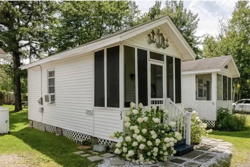 Charming Pine Point OOB Beach Cottage Tiny House, Steps away from the beach