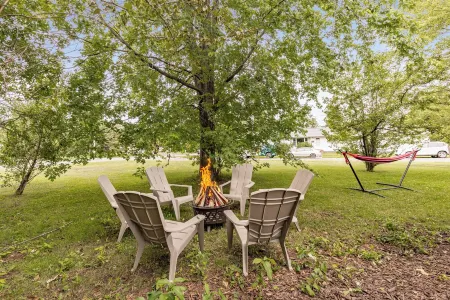 Sleeps12 - Dog-Friendly SidexSide Duplex - Large Yard/Hammocks/Firepits/Grills Отели в г. Сьюпириор
