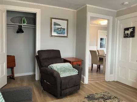 2-Bedroom Apt Near UNH, Portsmouth! - Parking, Full Kitchen, Free Wine!