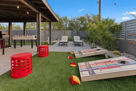 The Hidalgo House Отели рядом с достопримечательностью «Desert Hot Springs Chamber-Commerce»