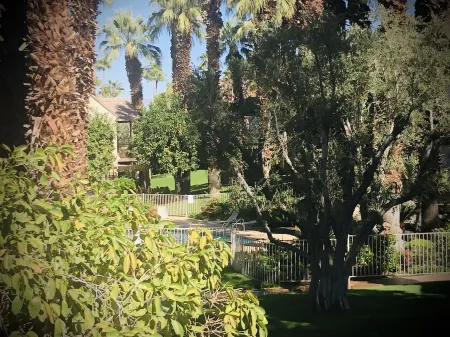 2 Bed En-Suite Villa Fabulous Mountain Views Indian Wells Tennis, Golf, Relax! Отели рядом с достопримечательностью «Индиан-Уэллс Теннис Гарден»