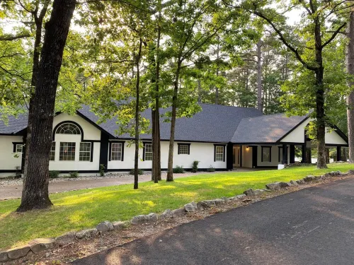 Lake Ouachita private 6 bed home located in Mountain Harbor!