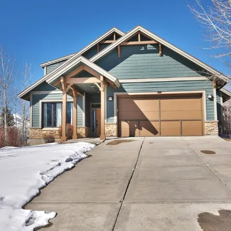 Eden Mountain Home - 7 Bedrooms on Three Floors