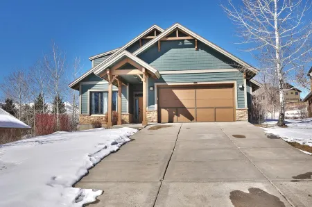 Eden Mountain Home - 7 Bedrooms on Three Floors