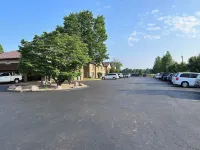 Baymont Inn and Suites by Wyndham Farmington, MO - parking