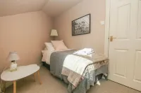 Arundel Mews - Parking - by Brighton Holiday Lets Hotels near University of Brighton Gallery