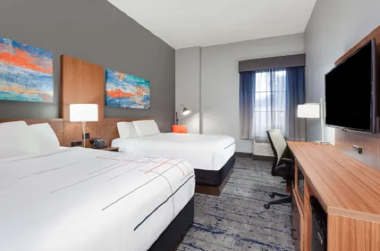 La Quinta Inn & Suites by Wyndham St. Petersburg Northeast