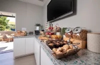 Mariposa Inn and Suites - breakfast