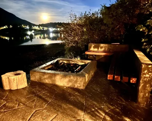 Private Oceanfront Cabin with Hot Tub - Doc Holiday Cabin Hoteles en Ucluelet