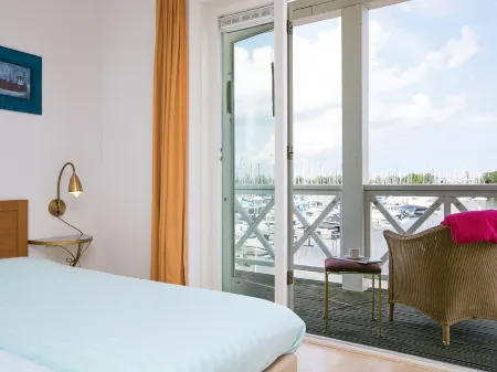 Comfortable Villa Only 9 km. from Rockanje Отели в г. Хеллевутслёйс