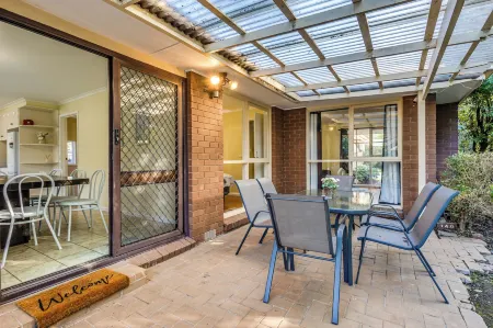 Stayau Cozy Family Comfort Vibrant Wifi 5BRM Glen Отели в г. Глен-Уэйверли