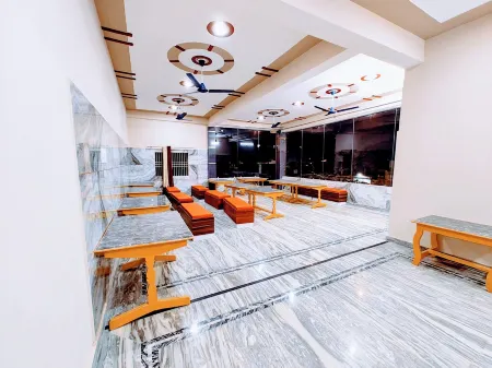 Hotel Shree Venkatesh Nilayam Отели в г. Айодхья