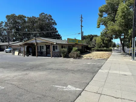 Sands Motel Отели рядом с достопримечательностью «Дарси Кент Вайнярдс»