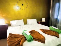 Poolside Apartment - Sleeps 4 AC & Hot Shower