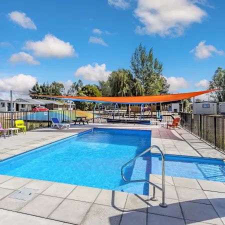 North South Holiday Park Отели рядом с достопримечательностью «Конференц-центр Tait Technology Centre»