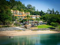 شنجلي بيتش ريزورت Hotels near Port of Airlie