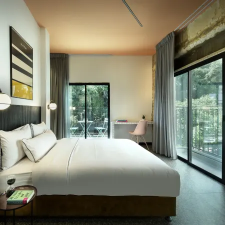 Pixel - by Loginn Tel-Avivian Hotels Отели рядом с достопримечательностью «Пляж Мецицим»