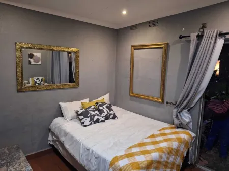 Bono Luxury Guesthouse Отели в г. Рустенбург