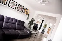 Inviting 3-Bed House in Manchester Hotel a Denton