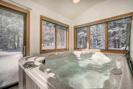 Evans Mountain Lodge Отели рядом с достопримечательностью «Квандари Пик Трейлхед»