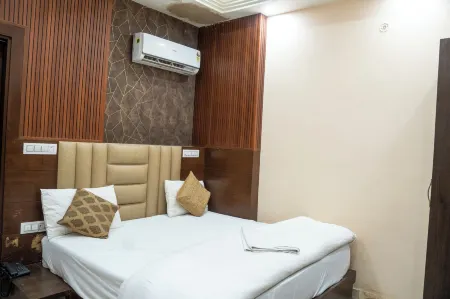 Hotel Madhav Palace Отели в г. Махуа Кхера