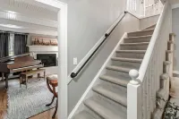 Evergreen Dream Home! HOT TUB /KING BEDS / PIANO/ AMAZING VIEWS/ 10 MIN TO SKI!!