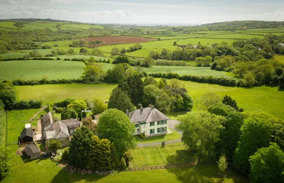 榆木樹叢鄉間別墅酒店