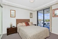 Aqualine Apartments on the Broadwater Hotels near Woolworths Australia Fair (Southport)