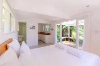 Koi Waiheke with Private Beach Access and Mooring Отели в г. 