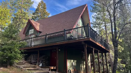 The Cozy Cub: Air Conditioning, Dog Friendly, Pool Table, Private Lakes in Bls Отели рядом с достопримечательностью «Arnold Rim Trailhead»