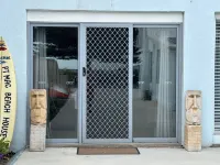 Location the Beach House Studio - Unique Seafront Affordable and Pets Negotiable