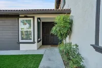 Luxury 4 BR w/ Serene Lake Views