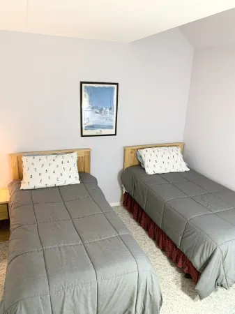 Year Round Green Mountain Escape - Ski - Swim - Tennis - Hike - Golf Отели рядом с достопримечательностью «Шугарбуш Резорт»