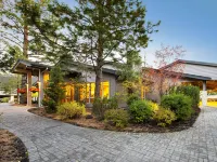 Spectacular Retreat - Riverfront Views, Hot Tub, Fireplace Hotels in Sunriver