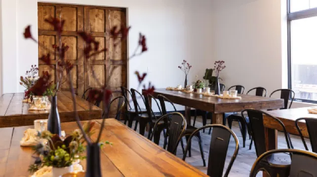 Gas Fireplace and Spacious Modern Luxury - Elegant Oasis