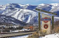 Cozy Mountain Retreat with Hot Tub and Scenic Views - Inviting Getaway Hotel di Summit Park