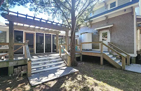 Charming Cottage with Screened Porches and Outdoor Showers - Cozy Retreat