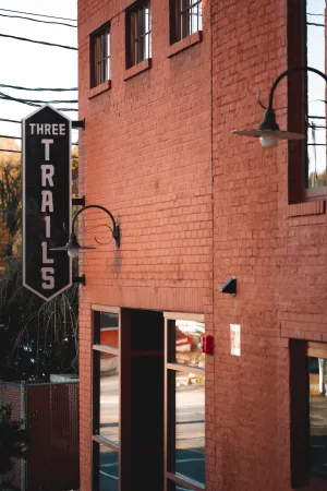 Charming Communal Roof Deck and Modern Amenities - Inviting Boutique Retreat