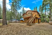 Private Hot Tub, Spacious Deck and Family Room - Charming Retreat