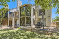 Chic Retreat - Deck, Games, Fireplace, Wifi, Grill