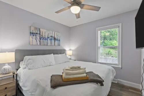 Private Patio and Well-Equipped Kitchen - Charming Retreat Hôtels à : Lindenwood Township