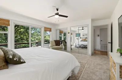 Luxurious Haven with Modern Amenities - Tranquil Woodland Retreat Hôtels à : Township 1