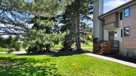 Seasonal Pool and Stunning Golf Course Views - Charming Mountain Retreat