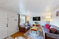 Dog-friendly duplex in the Heart of Nye beach near the beach & downtown 뉴포트 호텔