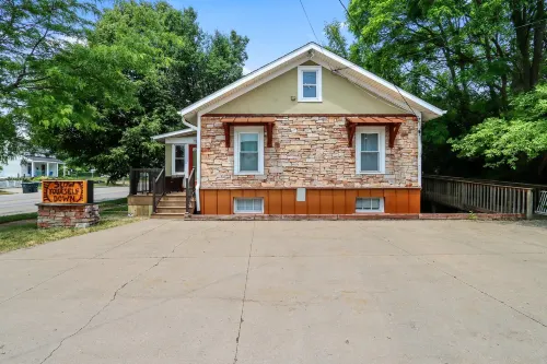 Newly Renovated |Private Home in the Heart of Downtown Lake Geneva |Dog Friendly |Secluded Back Deck Hotels in Lyons