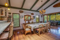 Lush Gardens and Hot Tub Retreat - Charming Vintage Oasis Hotel a Hanalei